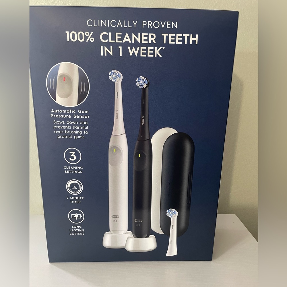 Oral‑B iO Complete Clean Rechargeable Toothbrush Set — Black & White - Picture 4 of 6